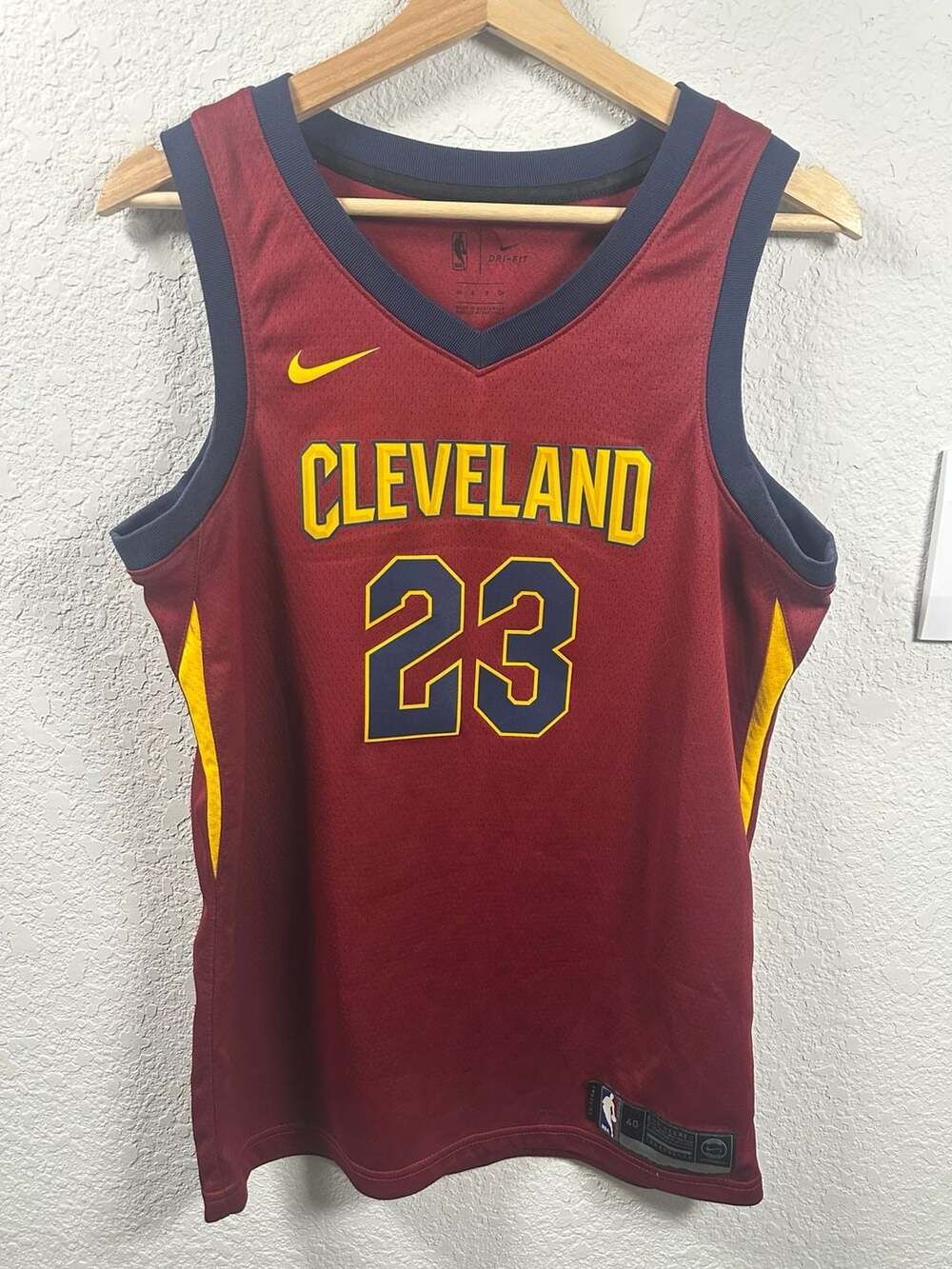 Mens Nike Cleveland Cavaliers LeBron James 23 Jersey Size 40 Small